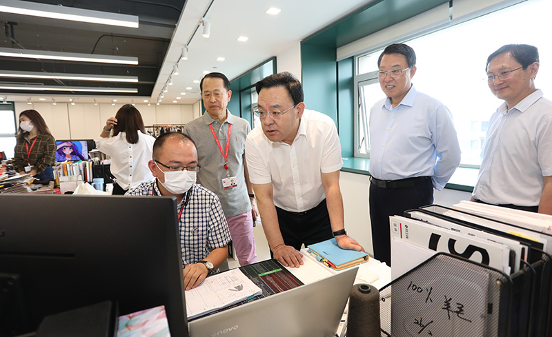 威海市委副書(shū)記、代市長(zhǎng)閆劍波到聯(lián)橋集團(tuán)調(diào)研